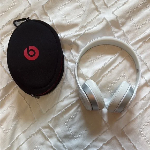 Beats White Wireless Headphones with Case - Picture 1 of 2